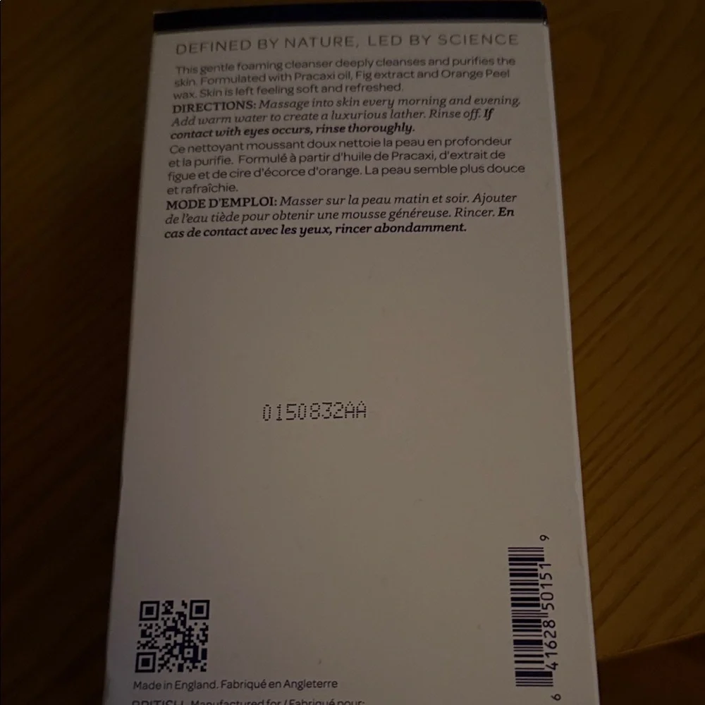 ELEMIS Gentle Foaming Facial Wash - White - Picture 2 of 3